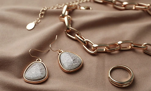 Schmuck Edler Schmuck wie Ringe, Halsketten und Armbänder zu günstigen Preisen kaufen